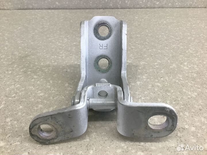 Петля двери передней правой верхняя Hyundai Santa