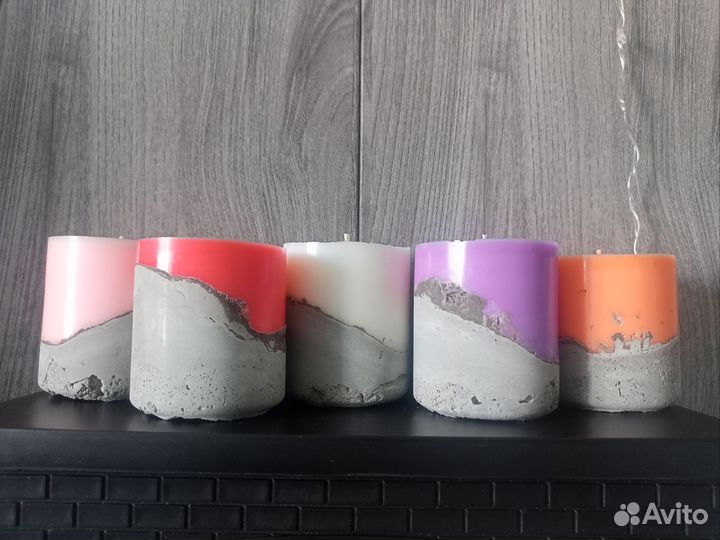 Свеча на бетоне