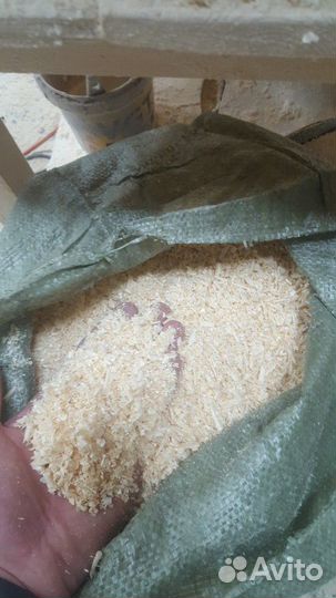 Сухие опилки в мешках