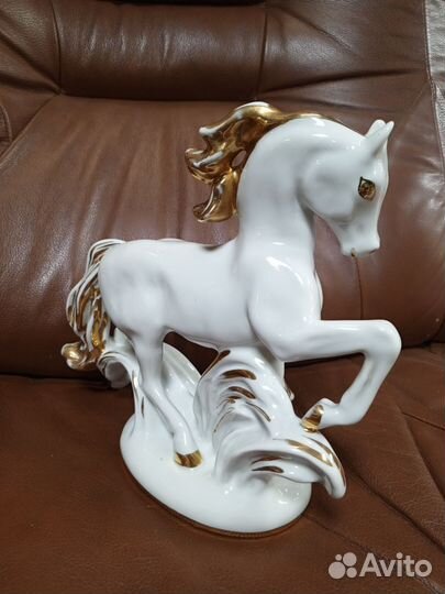 Фарфоровая статуэтка 