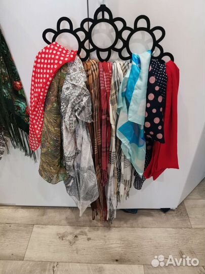 Платки разные, шляпы смотрите