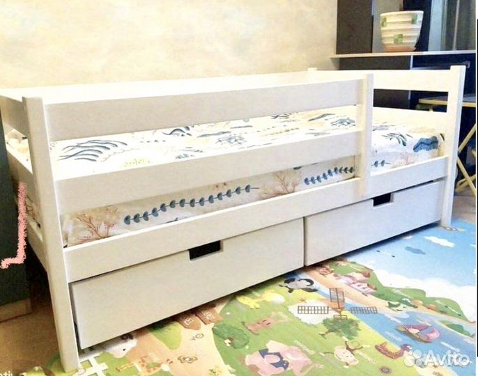 Детская классическая кровать из массива дерева