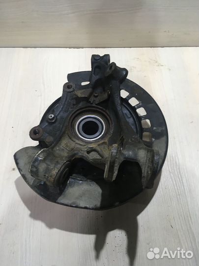 Кулак задний правый Touareg 7L0505436