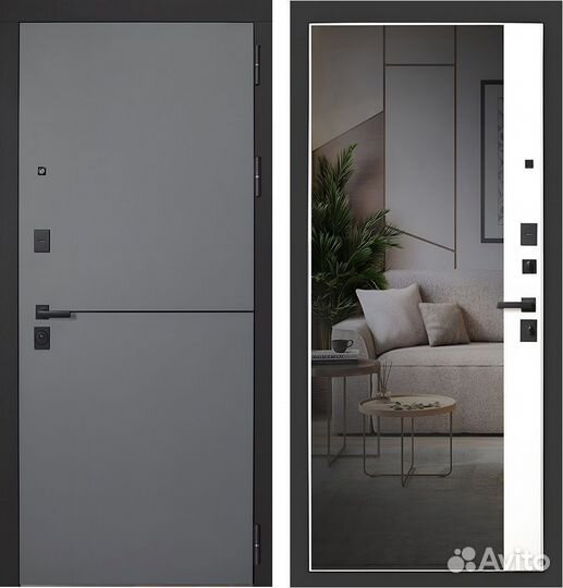 Дверь с панорамным зеркалом и черной фурнитурой