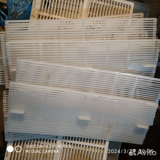 Для пчел дырокол, летки, роевня, катки и пр