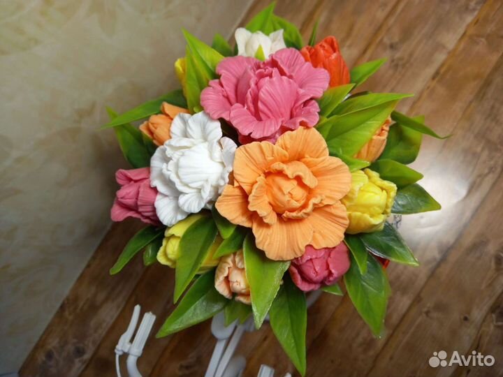 Корзина с тюльпанами из мыла