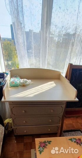 Детская кроватка с маятником и комодом