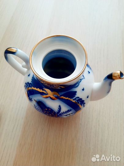 Фарфоровый чайник Лфз