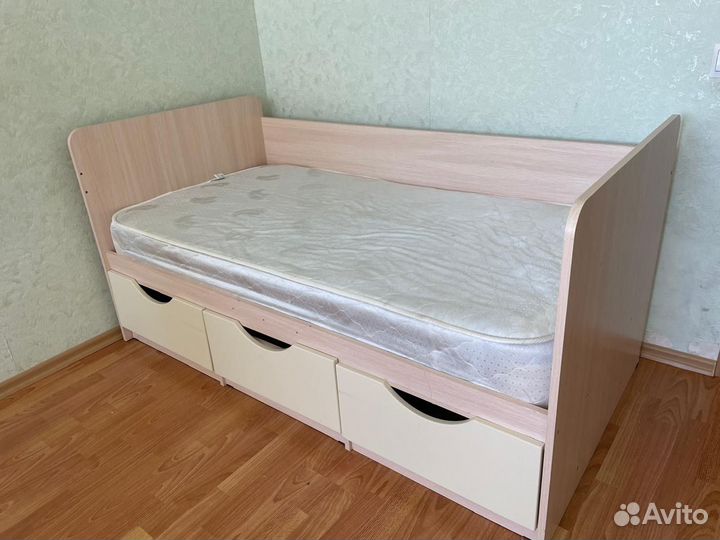 Кровать с матрасом