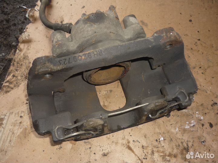 Суппорт передний левый Вольво S60