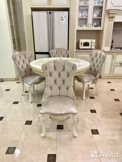 Стол со стульями