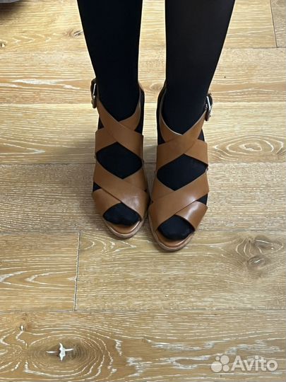 Босоножки женские на каблуке