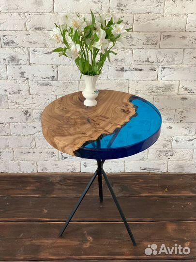 Кофейный столик из карагача и эпоксидной смолы