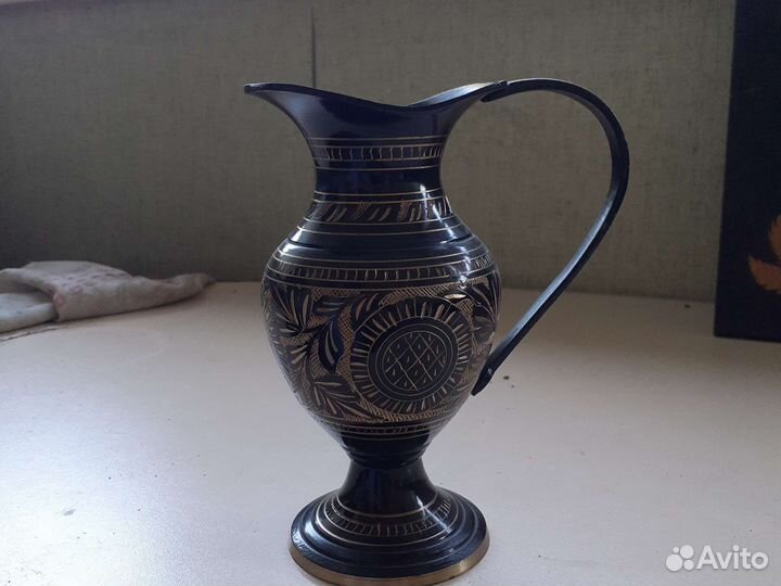 Металлический кувшин