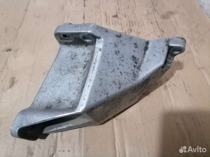 Кронштейн двигателя левый Audi A4 B5