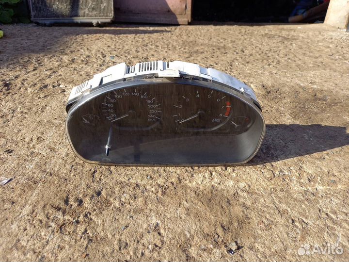 Панель приборов (щиток) Mitsubishi Carisma