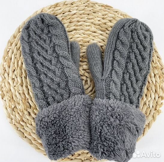 Варежки женские