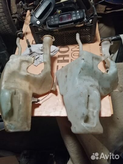 Бачок омывателя Митсубиси Каризма