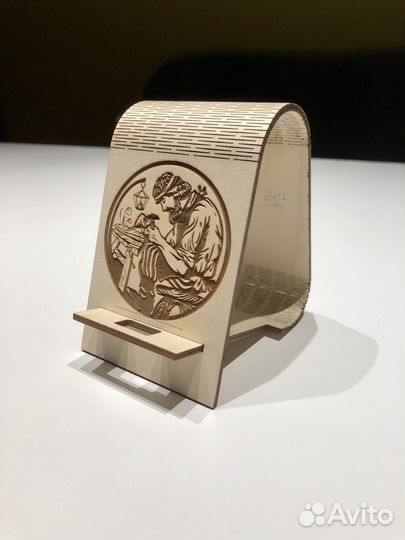 Деревянная подставка для телефона