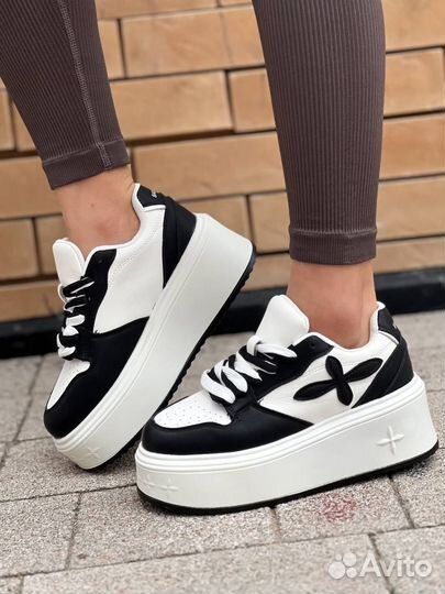 Кроссовки женские