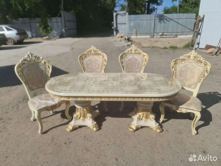 Стол и стулья