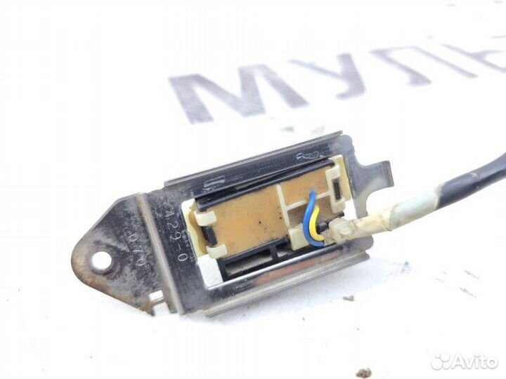 Кнопка открытия стекла багажника Toyota Highlander