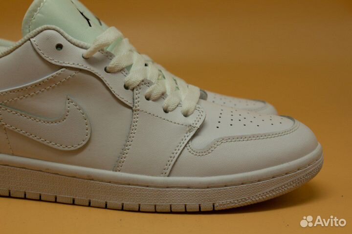 Кроссовки Wmns Air Jordan 1 Low white