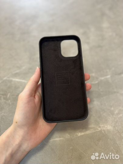 Чехлы uniq lino для iPhone