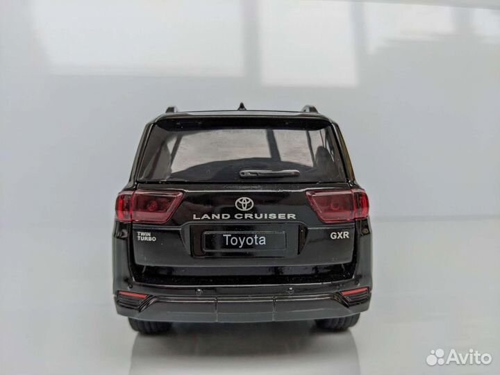 Модель автомобиля Toyota Land Cruiser 300