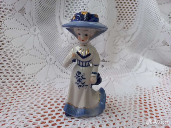 Фарфоровая статуэтка юноша, барышня