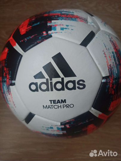 Футбольный мяч adidas