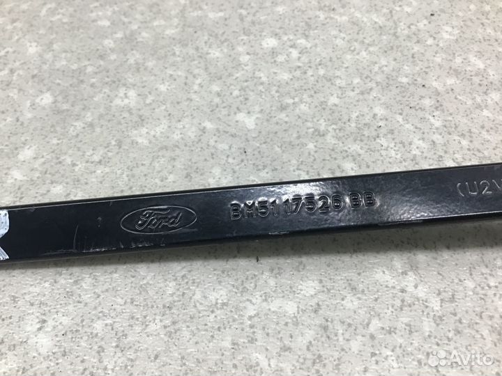 Поводок стеклоочистителя передний правый Ford Focu