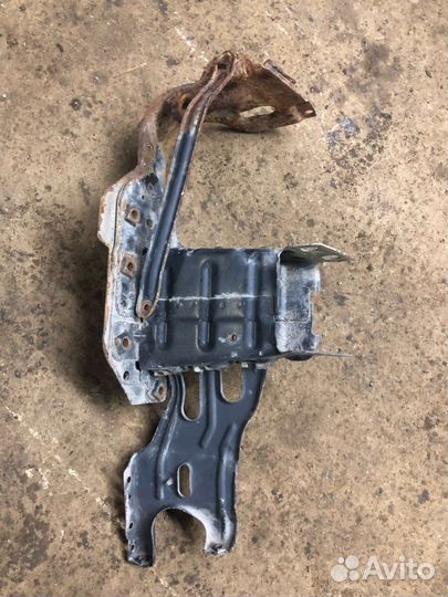 Кронштейн усилителя бампера мерседес 203