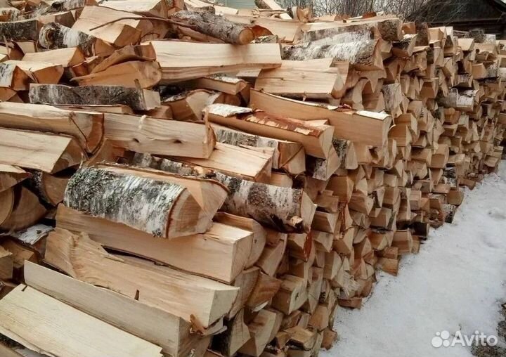 Лес береза кругляк на дрова / дрова в чурках