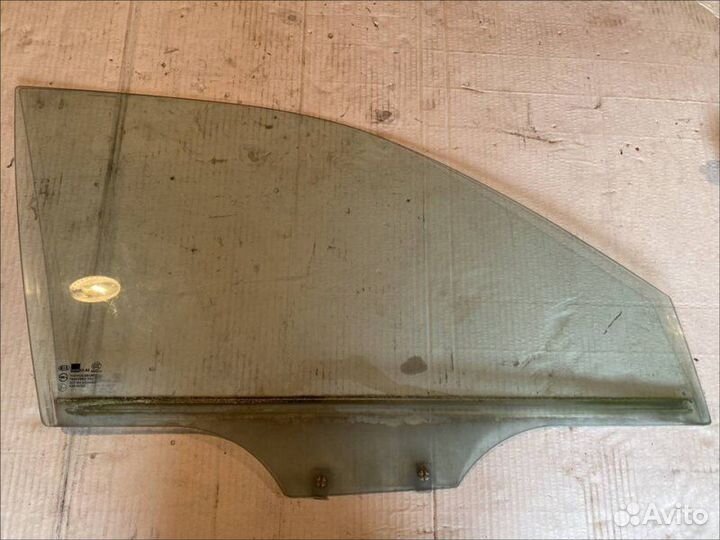 Стекло двери переднее правое Kia Spectra 1