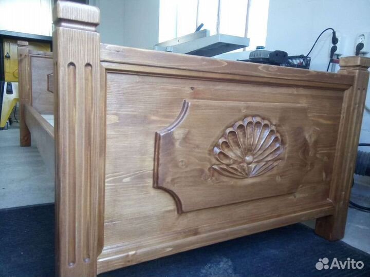 Кровать односпальная.Массив