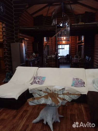 Стеклянный стол на дубовом корне