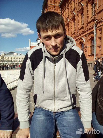 Каменщик с бригадой