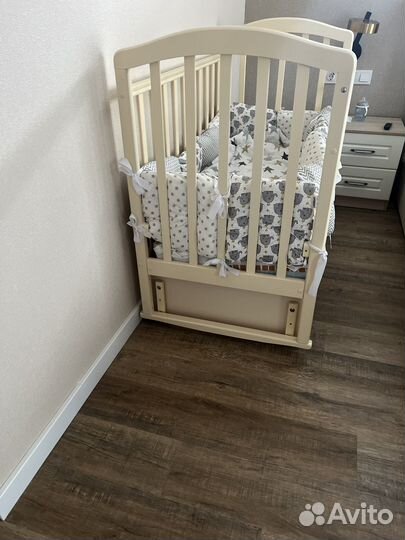 Детская кроватка с маятником