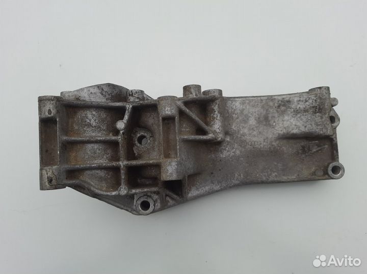 Кронштейн генератора Volkswagen Golf 3