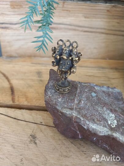 Бронзовая буддийская статуэтка