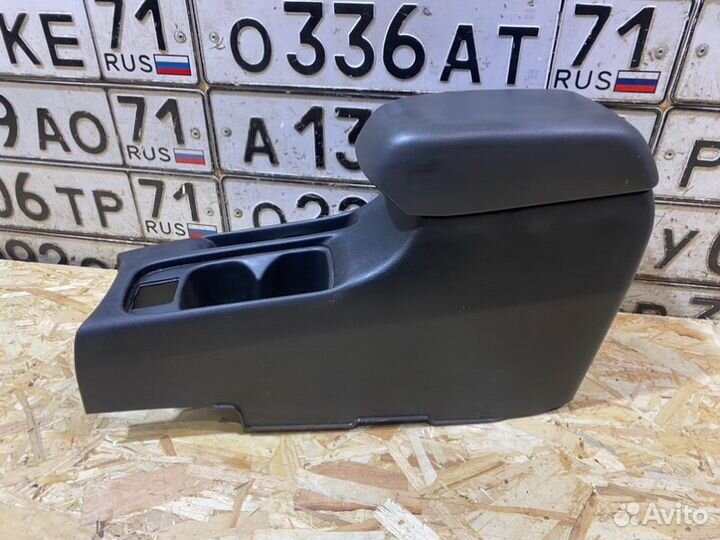 Подлокотник Mitsubishi Lancer 4G18 2004