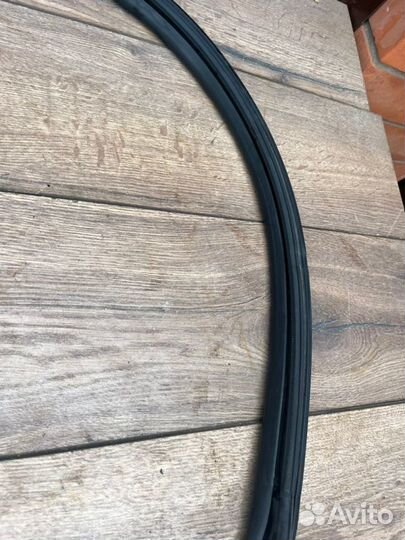 Уплотнительная резинка правая Subaru Impreza GF6