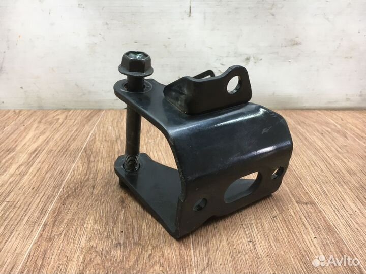 Кронштейн опоры двигателя Toyota Wish I рестайлинг (2005—2009)