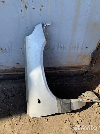 Крыло переднее правое chevrolet niva серебро