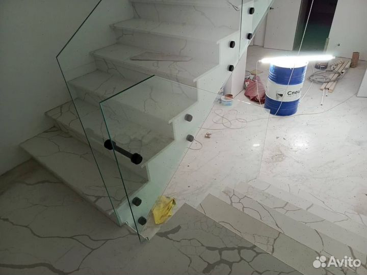 Стеклянные перила для лестниц с монтажом