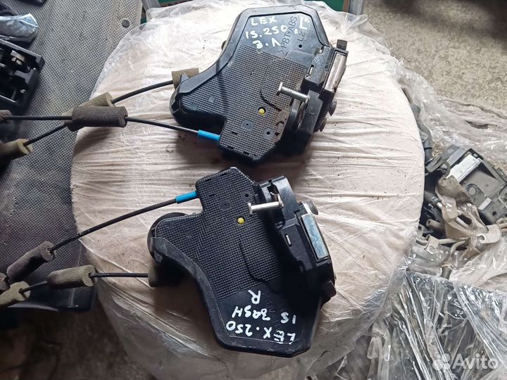 Замок двери задний правый левый Lexus is 250