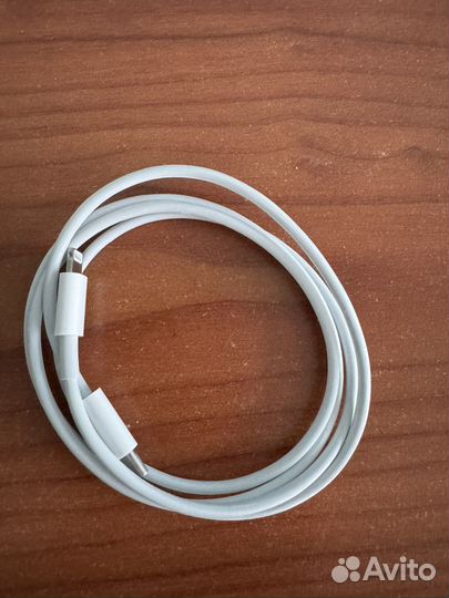 Оригинальный зарядный кабель на iPhone
