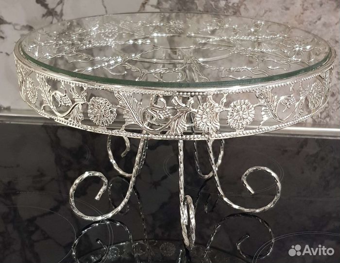 Тортница на ножке