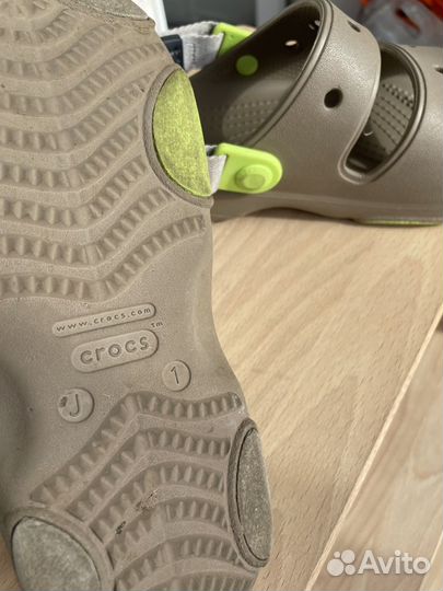 Сандалии crocs j1